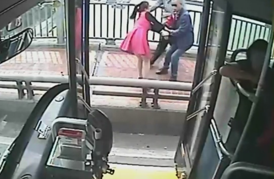 Momentul in care soferul unui autobuz salveaza o femeie care incerca sa se sinucida, pe un pod. Cum a reactionat tanara