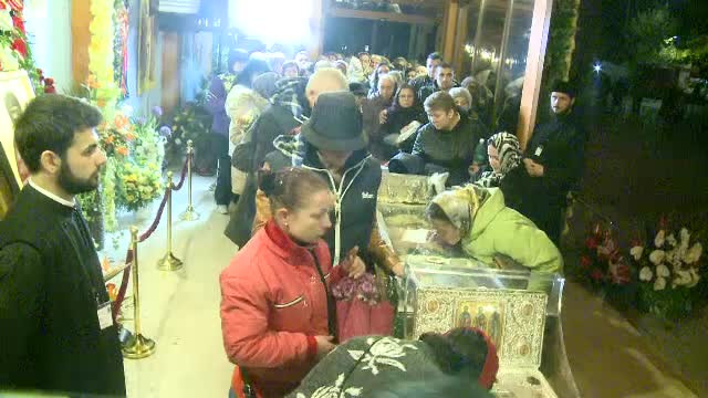 Printre pelerinii de la moastele Sf. Dimitrie s-au strecurat si profitorii. Cati oameni se indura sa le dea bani cersetorilor