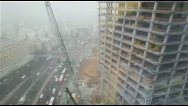Momentul in care o macara de pe un santier din Tel Aviv se rupe in doua din cauza vantului puternic. VIDEO