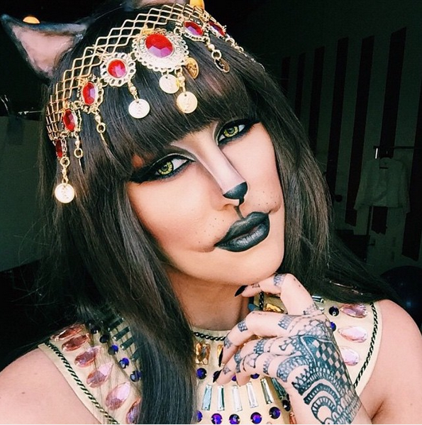 A vrut sa se machieze in stilul Cleopatrei de Halloween, insa ce i-a iesit a fost un dezastru absolut. Cum a aratat femeia