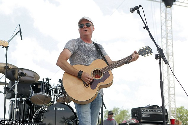 A fost criticat ca a omorat un sarpe cu clopotei si postat pe Facebook urmele muscaturii. Mesajul transmis de un cantaret