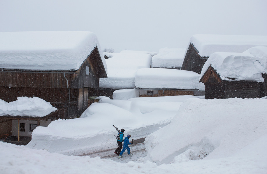 Cum a ajuns James Bond intr-un sat de munte cu nici 700 de suflete. "Este ca si cum am castiga marele premiu la loto"