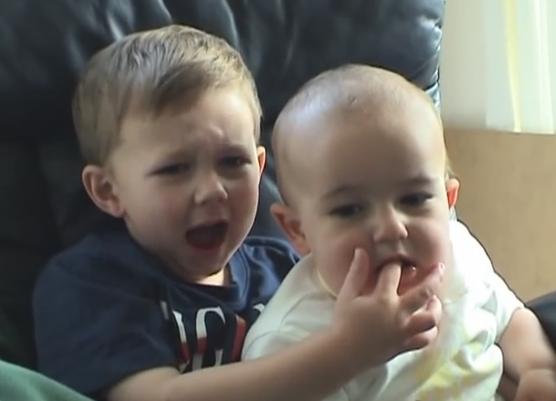 Cum arata fratii din celebrul video "Charlie Bit My Finger", la 8 ani de la eveniment. Imaginile au 830 mil de vizualizari