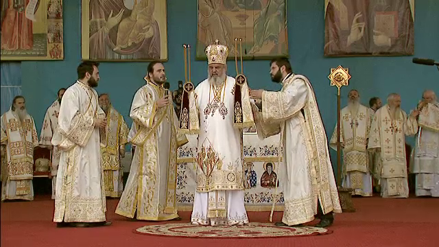 Cat costa vesmintele de sarbatoare ale preotilor. "Cand te intalnesti cu Hristos, pregatirea e deosebita, inclusiv hainele"