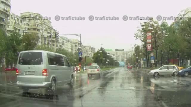 Si masinile Patriarhiei trec pe rosu, cu antemergator, prin traficul aglomerat al Capitalei. "Avem un protocol cu MAI"