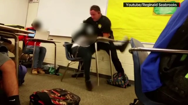 Imaginile care au revoltat America: eleva lovita si tarata pe podea de un politist, in sala de clasa. Care ar fi fost motivul