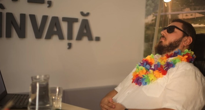 "Bunica facea gogosele si a dat cu faina peste tot laptop-ul". Momentul genial care ii baga in vacanta pe baietii de la IT