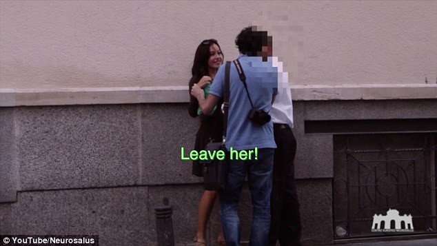 Experiment social in Madrid. Cum reactioneaza barbatii atunci cand vad ziua pe strada o femeie beata. VIDEO