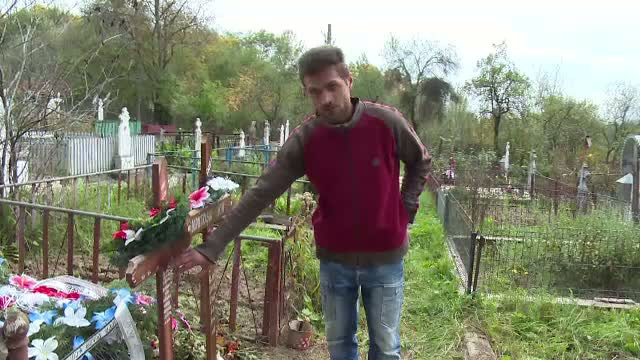 Misterul sicriului gol, ingropat timp de 21 de ani. Parintii unui copil din Valcea cred ca fiica lor a fost adoptata si e vie