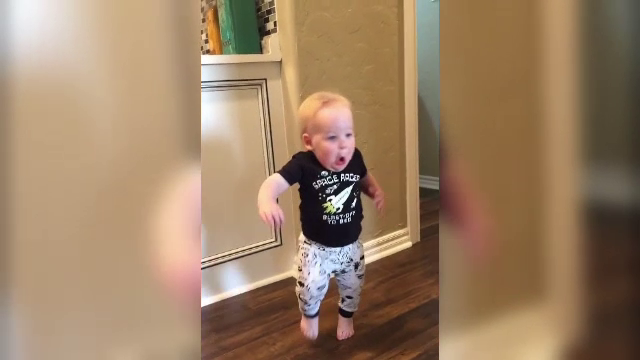 Reactia pe care a avut-o acest baietel speriat de bunicul sau l-a transformat in vedeta pe internet