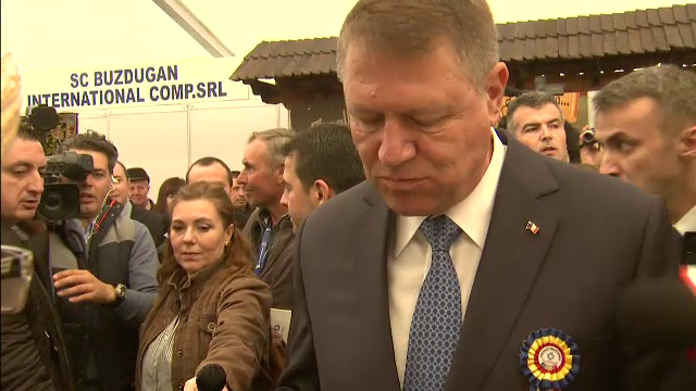 Reactia lui Klaus Iohannis dupa ce a gustat mere si mezeluri la cel mai mare targ de agricultura, deschis in Capitala