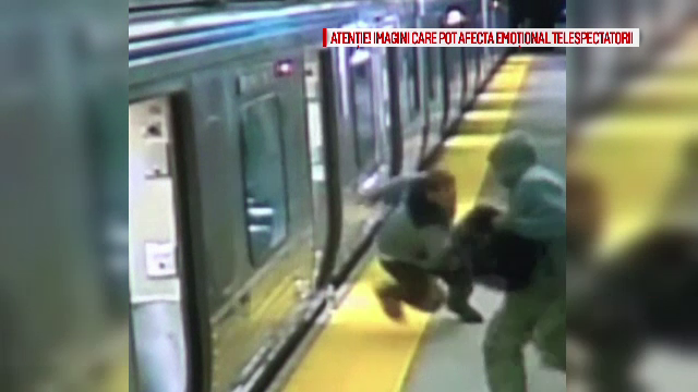 Imagini dramatice cu un calator atacat si jefuit intr-un tren de un barbat si o femeie. Victima s-a aflat la un pas de moarte