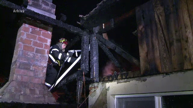 Grajdul unui barbat din Sibiu in care erau depozitate tone de fan s-a facut scrum. De la ce ar fi pornit flacarile