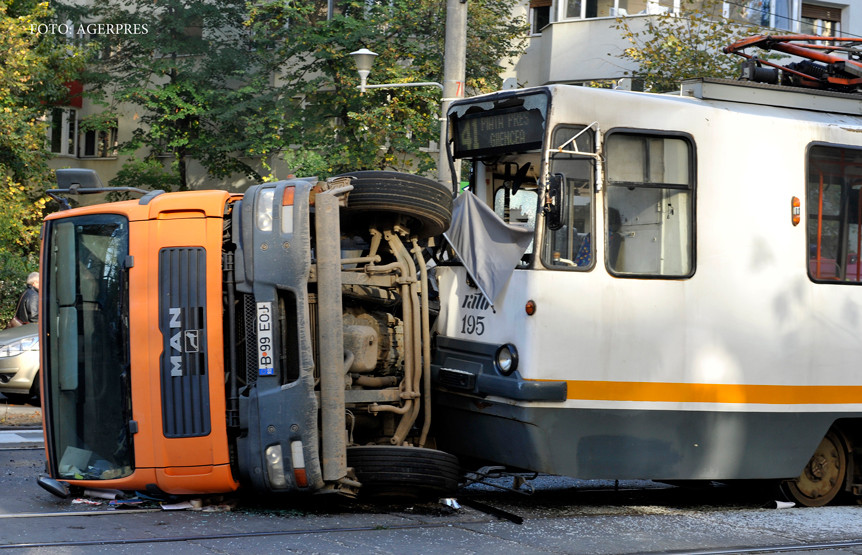 Accident in Capitala, dupa ce un tramvai a lovit o basculanta. Doua bulevarde au fost blocate pentru cateva ore