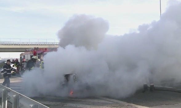Zeci de echipaje SMURD si de politie, la simularea unui accident pe Autostrada Sibiu-Orastie. Reactia soferilor