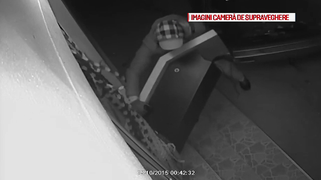 Un barbat a furat in 40 de secunde un ATM dintr-un magazin din Timis. Surpriza de care a avut parte atunci cand l-a deschis