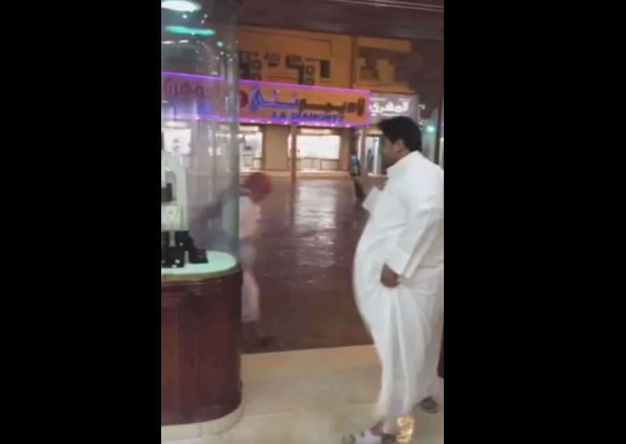 Ce se intampla cand ploua in Orientul Mijlociu. Inregistrarea dintr-un magazin de lux care te face sa razi cu lacrimi