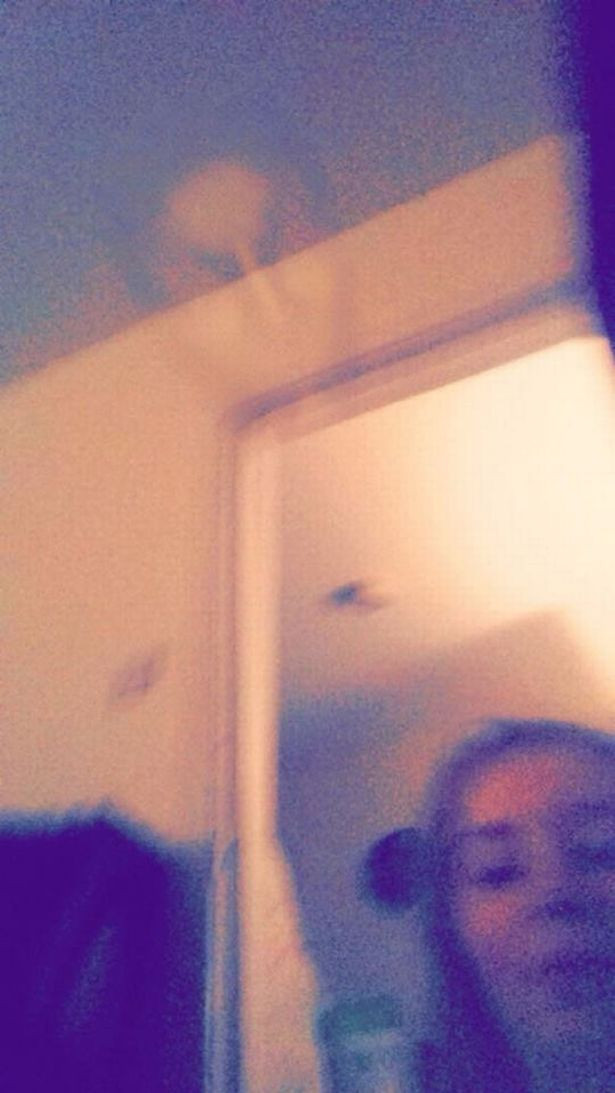 Si-a facut un selfie, dar au trecut-o fiorii cand s-a uitat la poza. Ce apare langa aceasta tanara