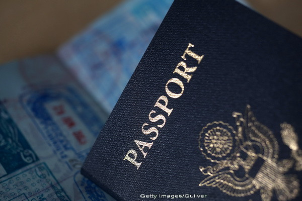 Un suedez de origine irakiana, arestat pe aeroportul din Atena. Unde a reusit sa ascunda 31 de pasapoarte ilegale