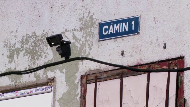 Elevul din Fagaras, cazut de la etajul doi, a murit. Tanarul s-ar fi drogat cu un adeziv, substanta "la moda" printre elevi