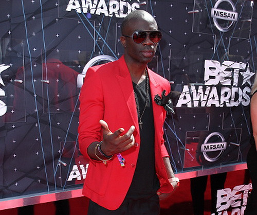 Actorul Sam Sarpong s-a sinucis, aruncandu-se de pe un pod. Politistii au incercat 7 ore sa-l convinga sa se razgandeasca