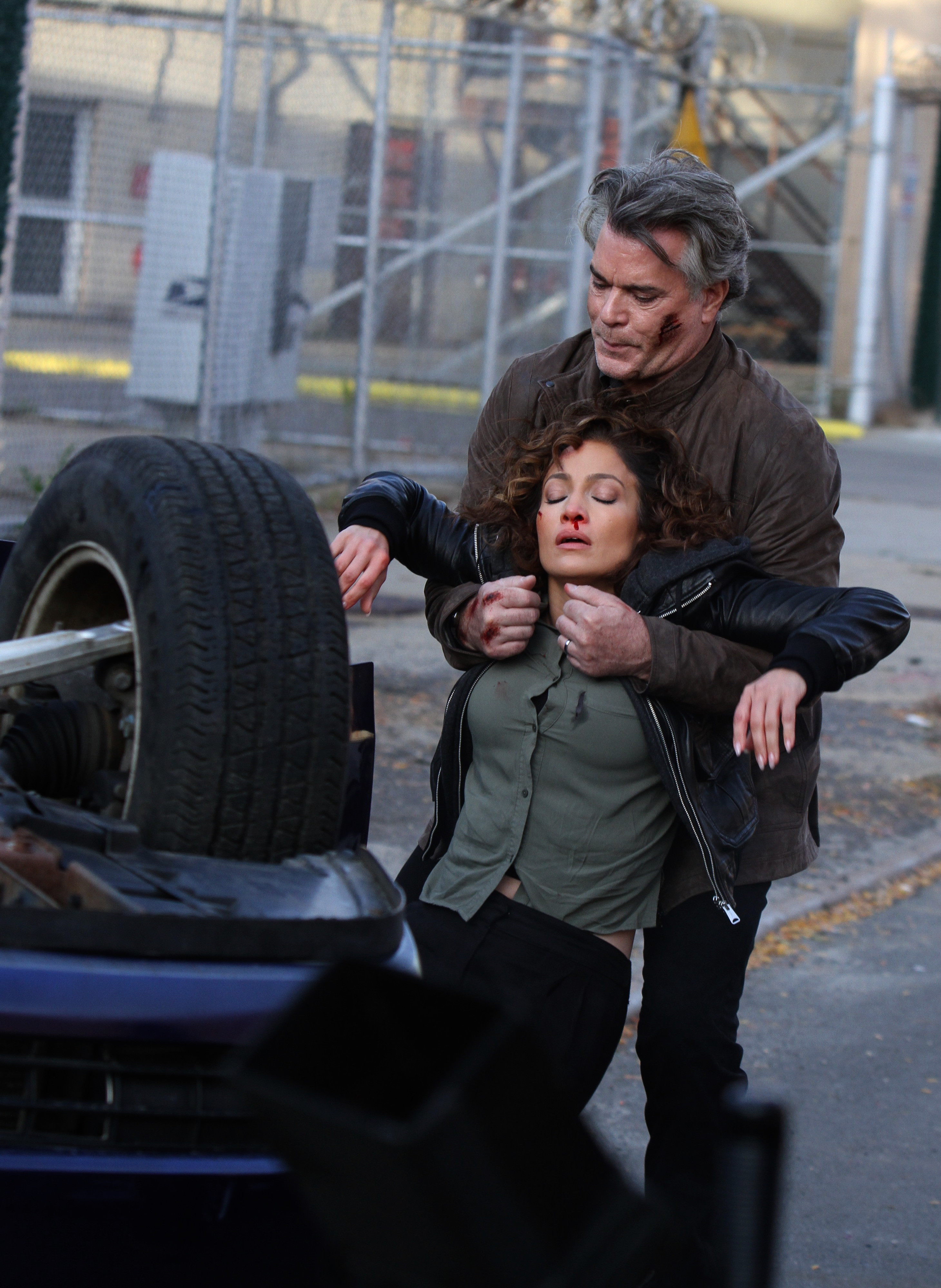 Jennifer Lopez, fotografiata plina de sange pe platoul de filmare al noului ei serial - Shades of Blue