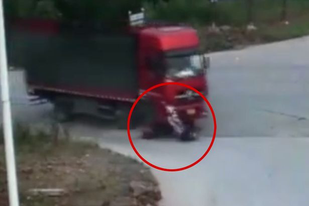 Momentul in care un motociclist intra sub camion si este tarat cativa metri, surprins de CAMERE. Urmarile accidentului