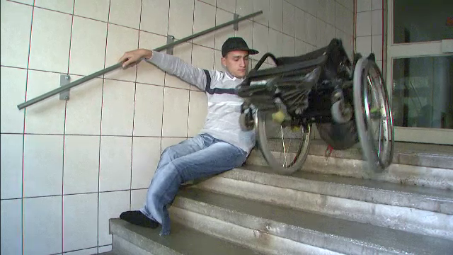 Imagini impresionante cu romanul care se chinuie sa ajunga acasa dupa ce vecinii i-au distrus rampa pentru carucior