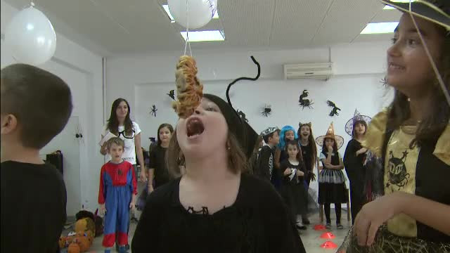 HALLOWEEN 2015. Elevii au renuntat la uniforme si s-au costumat in vrajitoare sau vampiri