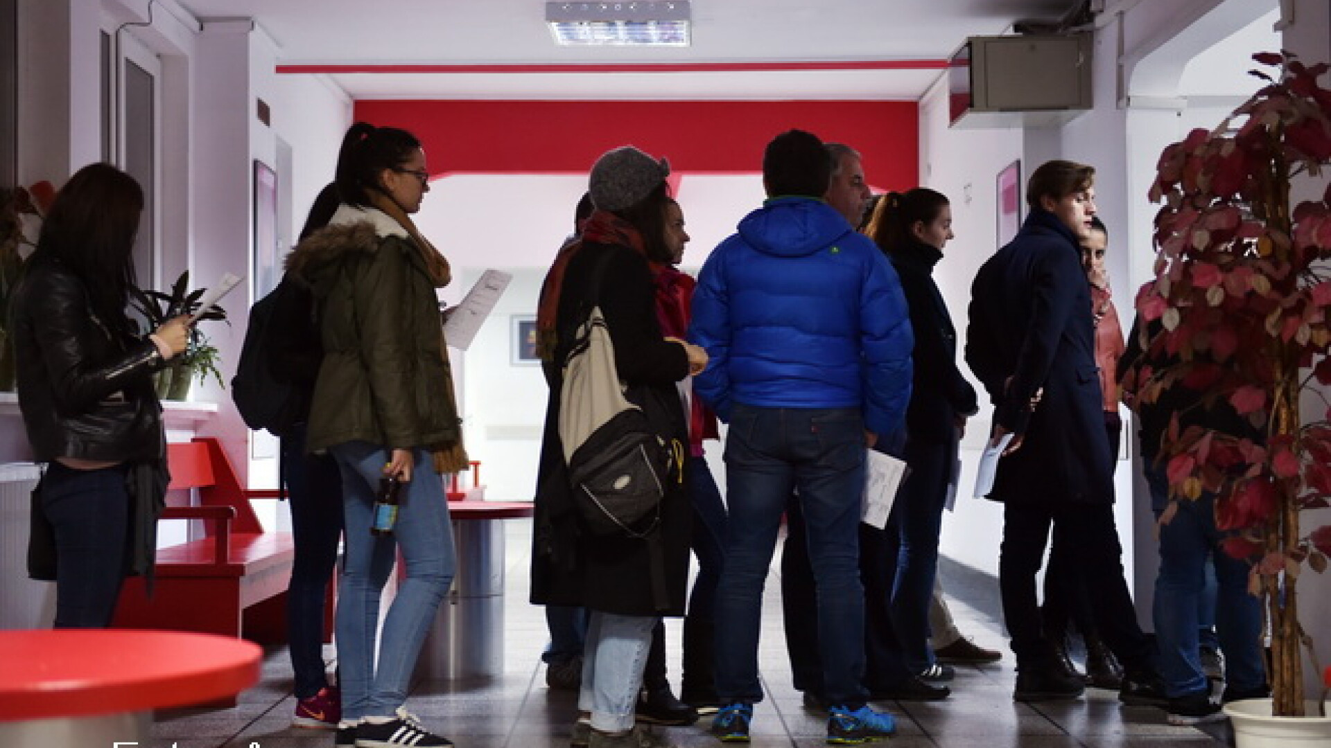 Peste o mie de persoane au donat sange pentru victimele incendiului din Colectiv. Bucurestenii s-au mobilizat si duminica