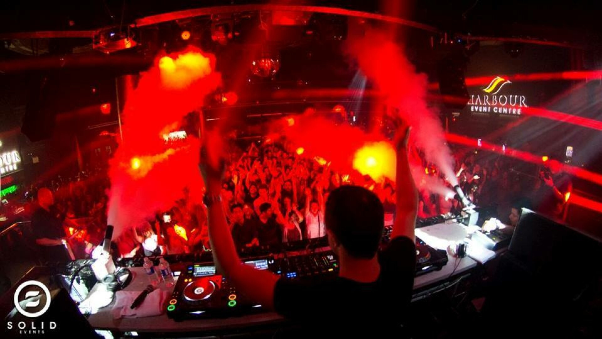 Un DJ international renunta la show-urile pirotehnice dupa tragedia de la Colectiv. "Trebuie sa facem o schimbare"