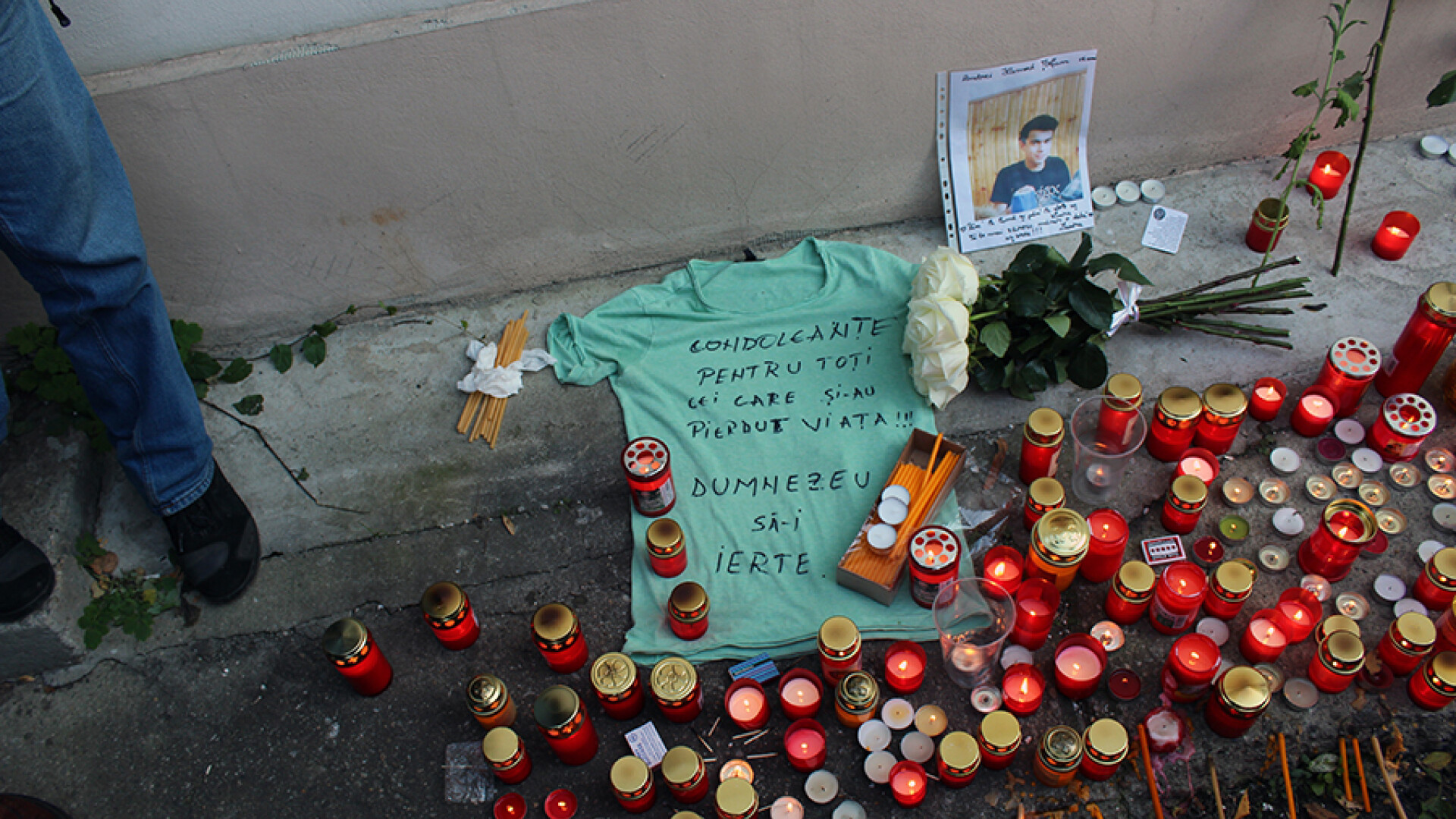 GALERIE FOTO. Scene impresionante la locul tragediei. Omagiul adus victimelor din Clubul Colectiv