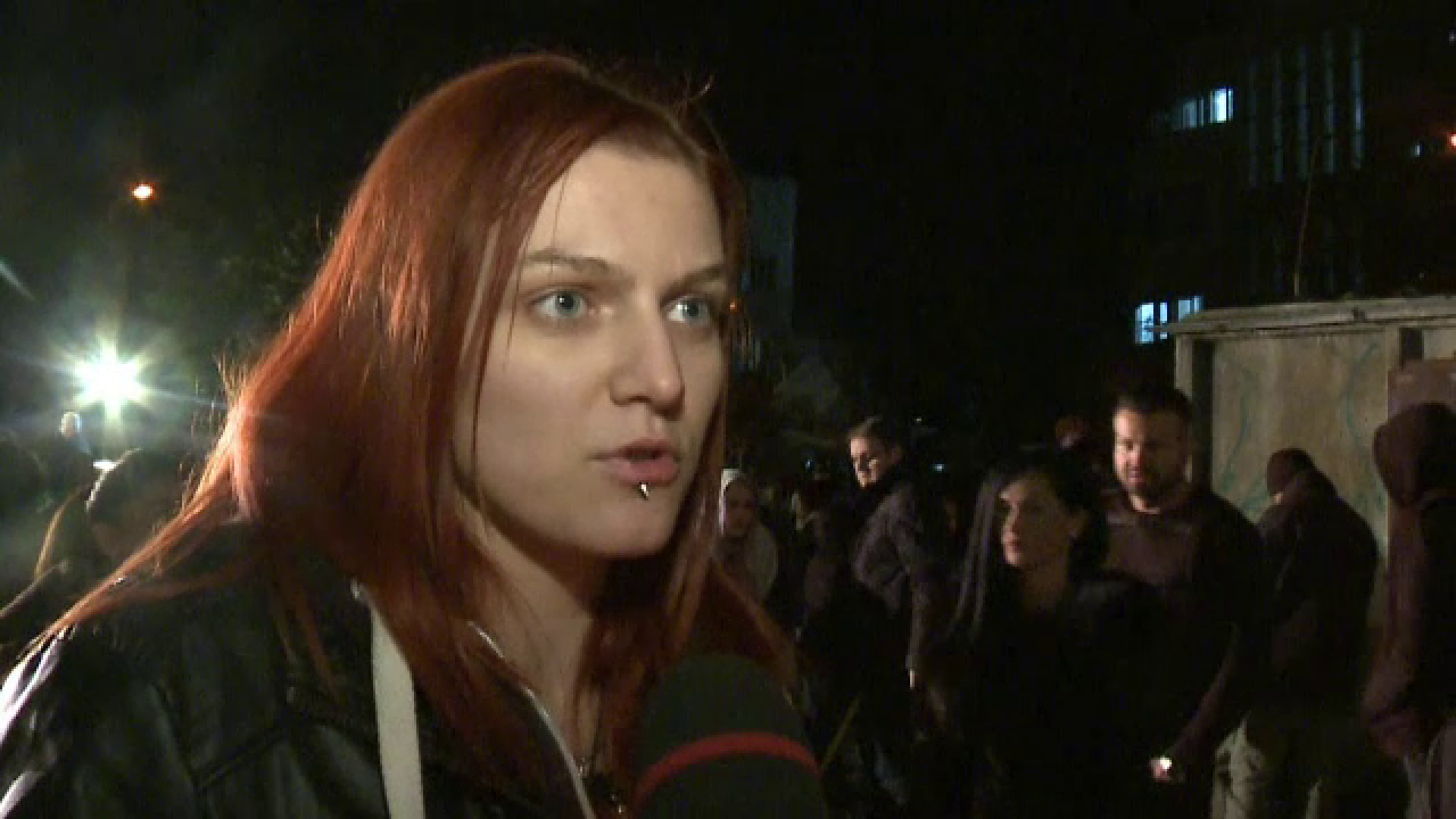 Supravietuitorii s-au intors la locul tragediei. Tanara: Am scapat pantru ca iubitul m-a tras afara din club, eu m-am blocat