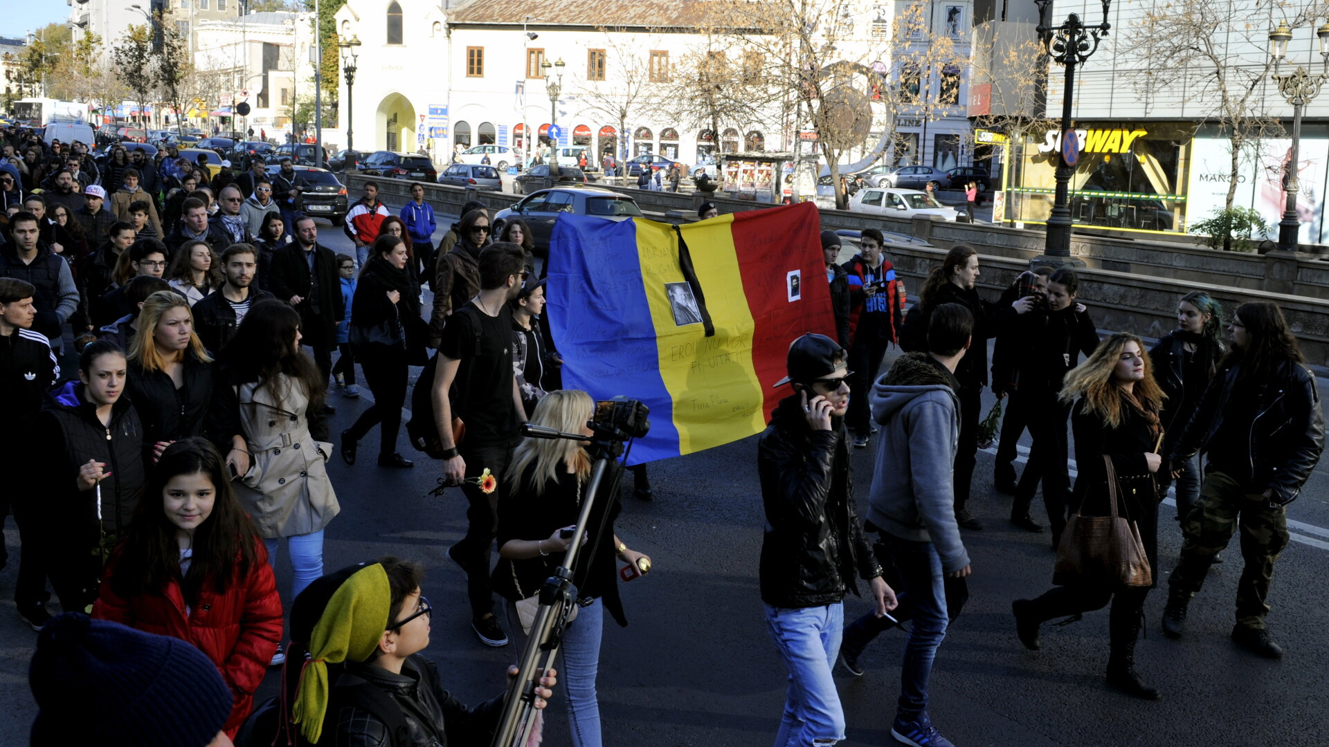 Mars impresionant in memoria victimelor din Colectiv. "Coruptia, indiferenta si lacomia ucid toata Romania"