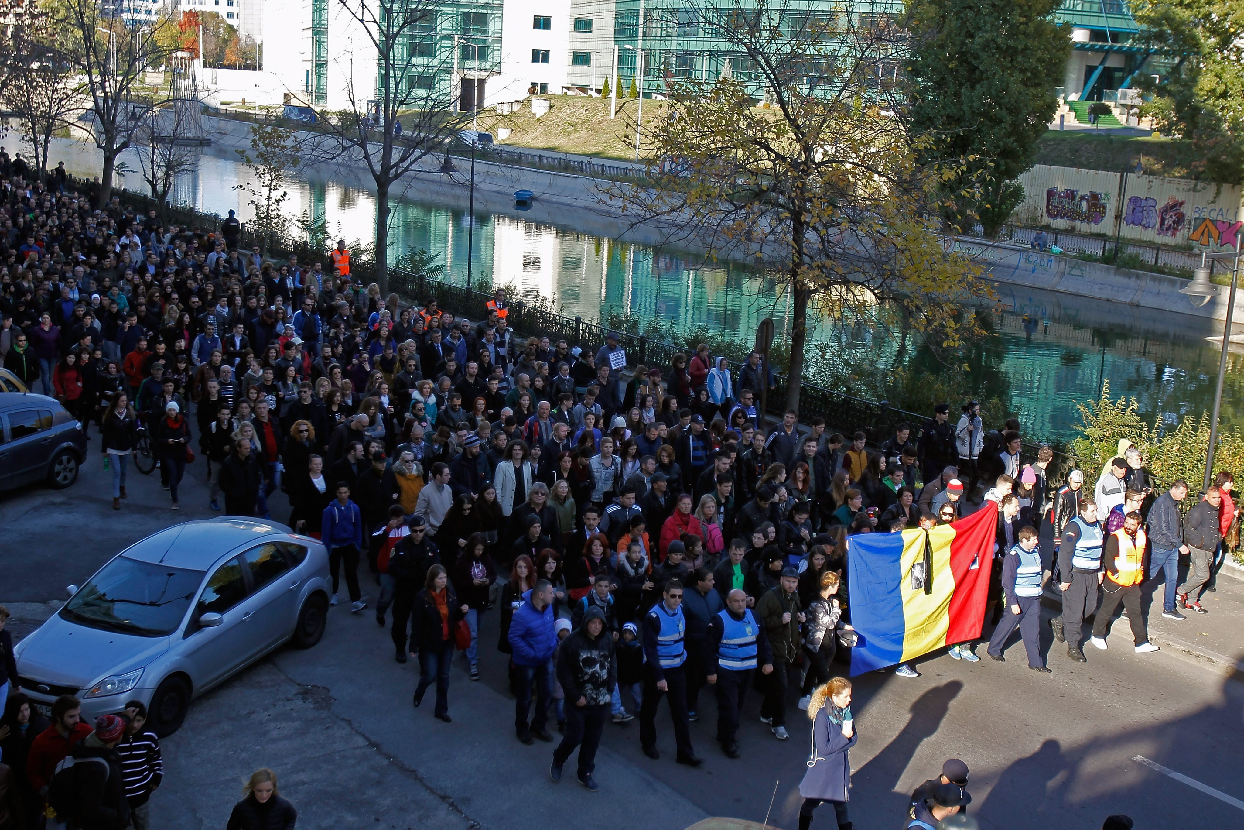 Incendiul din Colectiv. Numarul mortilor a crescut la 31. Presedintele Poloniei a depus flori la locul tragediei