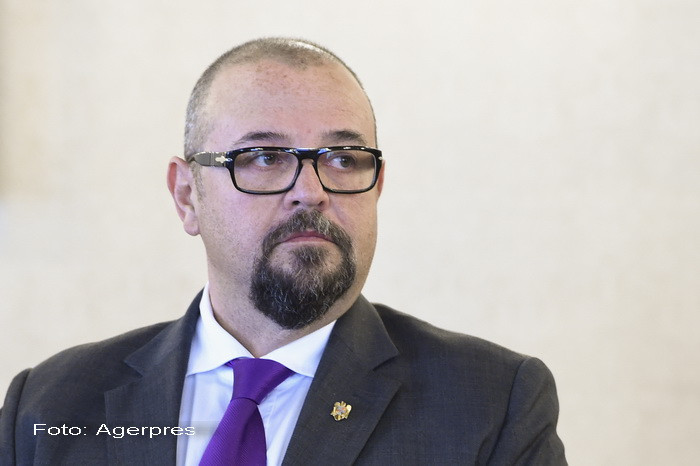 Mii de oameni ii cer lui Piedone sa aiba decenta de a demisiona. Edilul si-a "BLINDAT" cladirea Primariei Sectorului 4