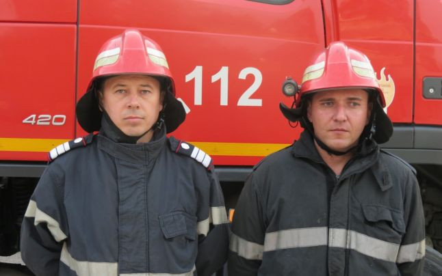 Marian Floarea si Sorin Arhire, primii pompieri ajunsi la locul tragediei:"Se auzeau doar telefoanele lor sunand incontinuu"