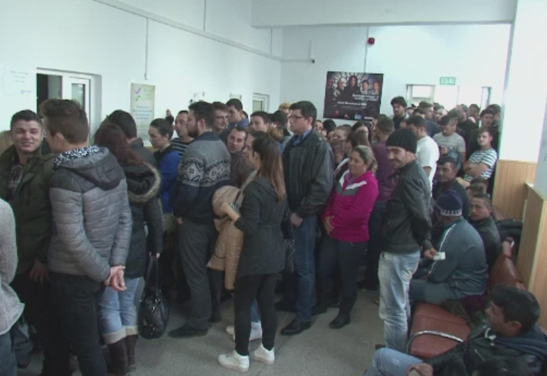 Solidaritate uriasa in tara. Mii de oameni au mers la centrele de transfuzii pentru a dona sange ranitilor din Colectiv