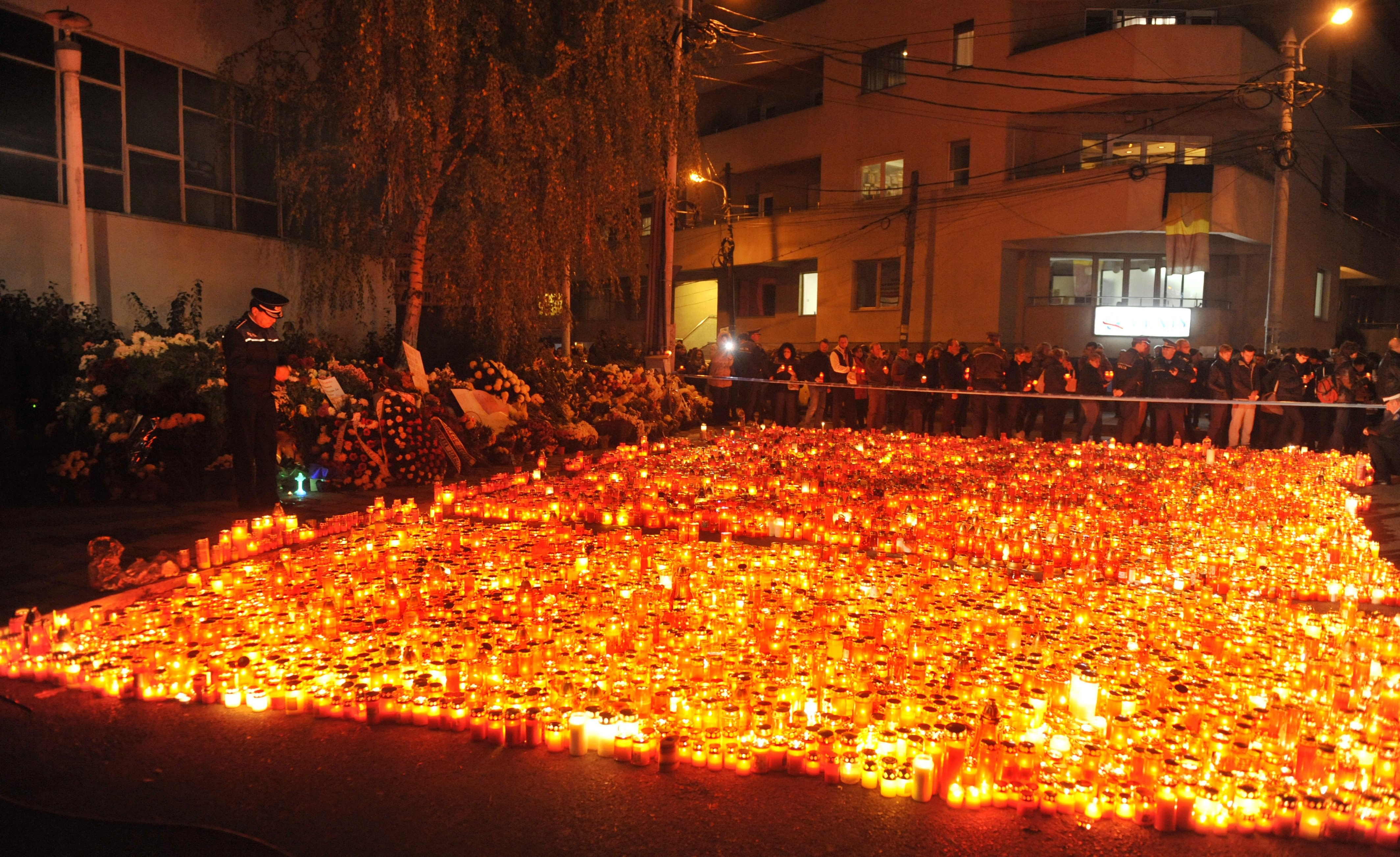 Pelerinaj la clubul Colectiv, loc simbol pentru o natiune indoliata. Momentul despartirii pentru familiile victimelor