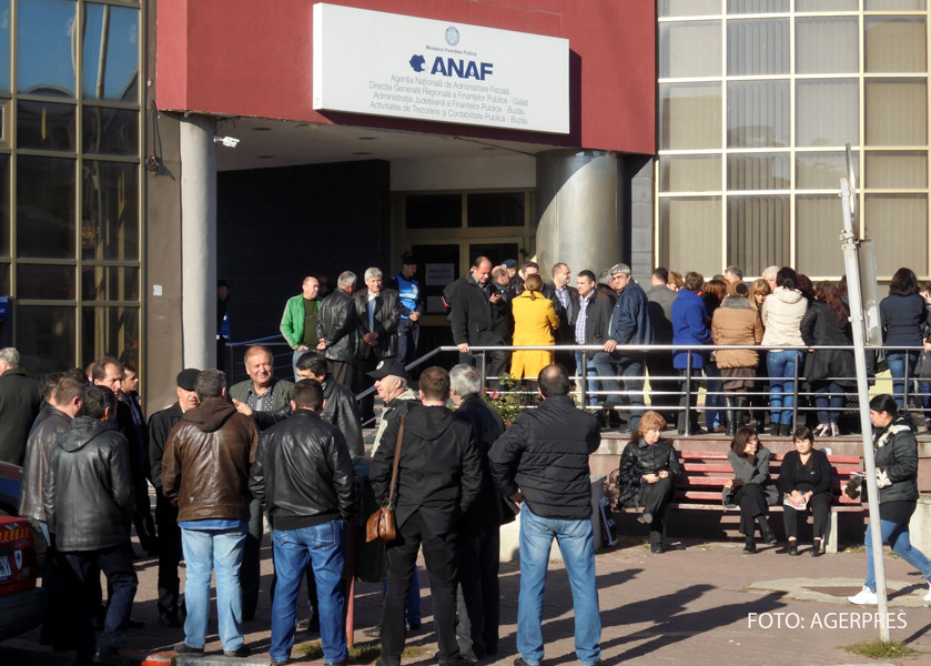 Șase angajați de la ANAF Buzău, plasaţi sub control judiciar. Ce au găsit procurorii DNA la domiciliile lor