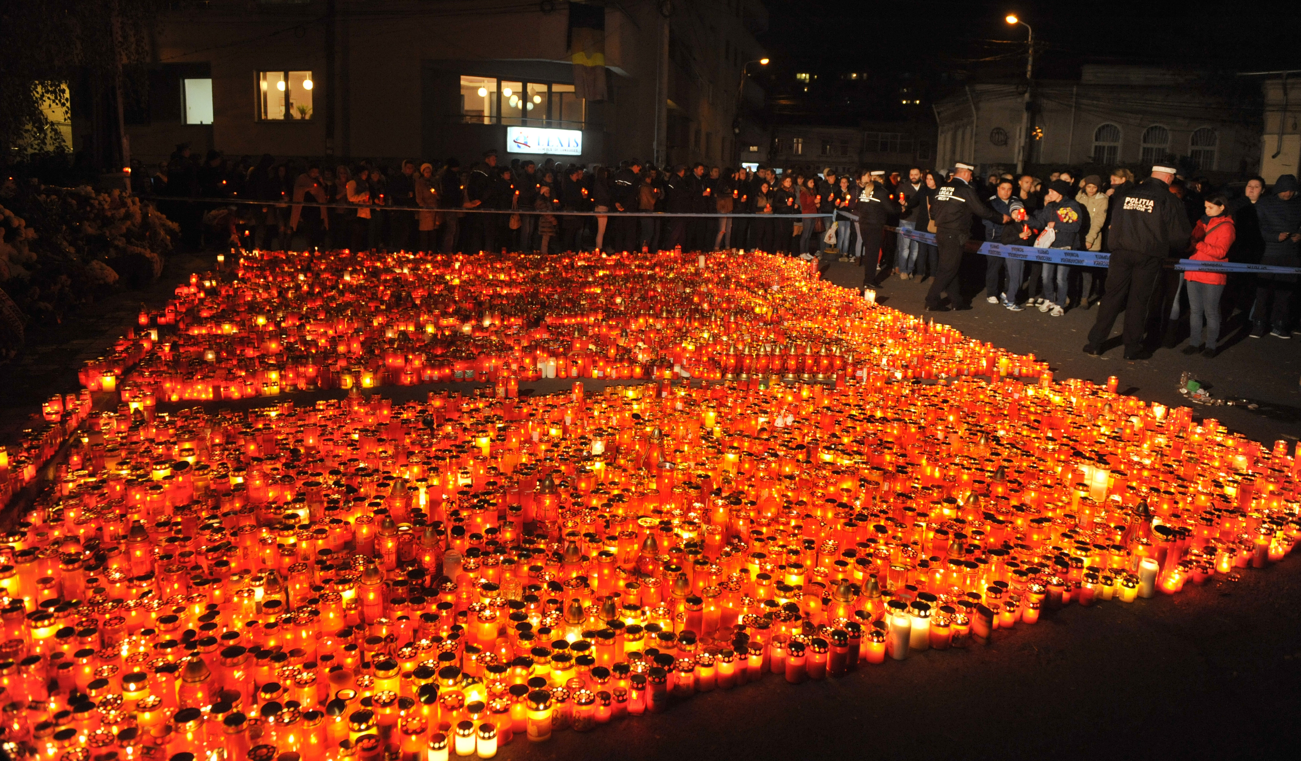 Supravietuitor in Colectiv: "Un barbat a aparut in fata scenei, cu un extinctor in mana, dar nu a reusit sa-l deblocheze"