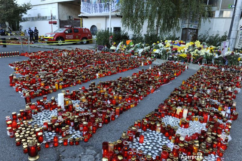 Supravietuitor: "Distanta dintre gramada de oameni si tocul de sus al usii era de 1m. Cineva a aruncat bere pe foc"