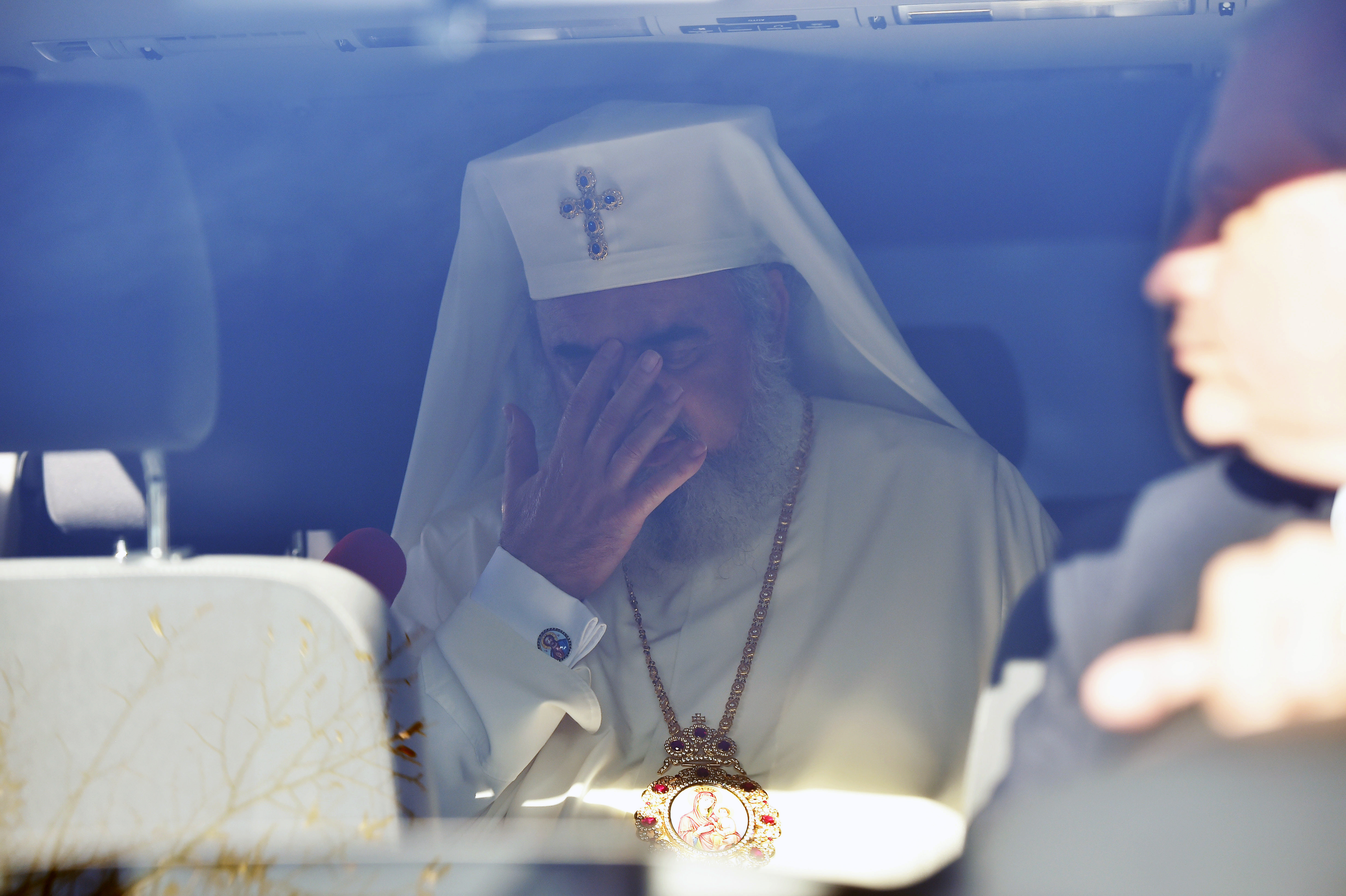 Mai multi bani pentru salariile preotilor, mai putini pentru constructia de biserici. Ce au discutat premierul si Patriarhul