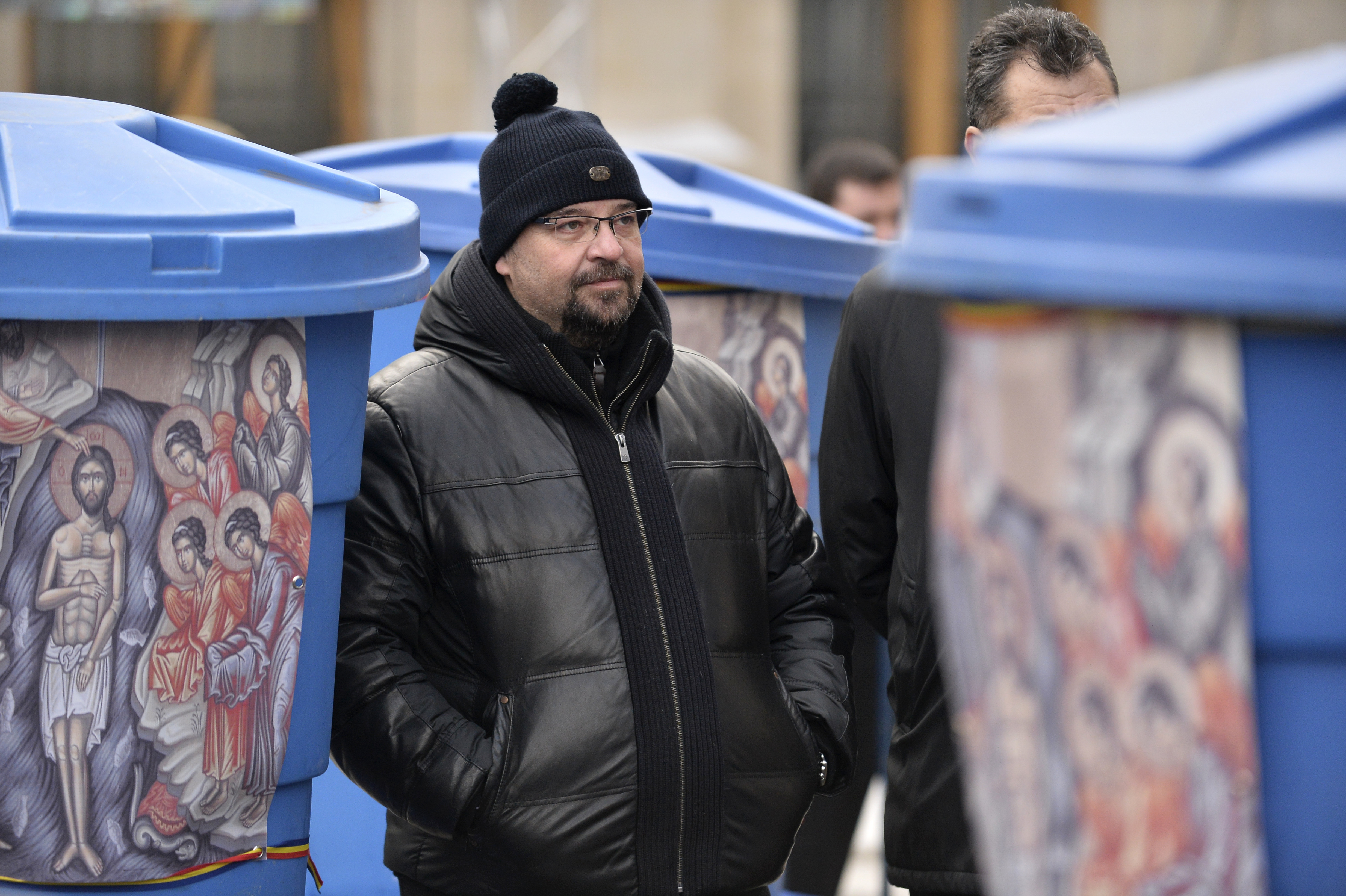 In timp ce oamenii ii cereau demisia in strada, Piedone anunta ca va face un monument si ca nu e raspunzator de tragedie