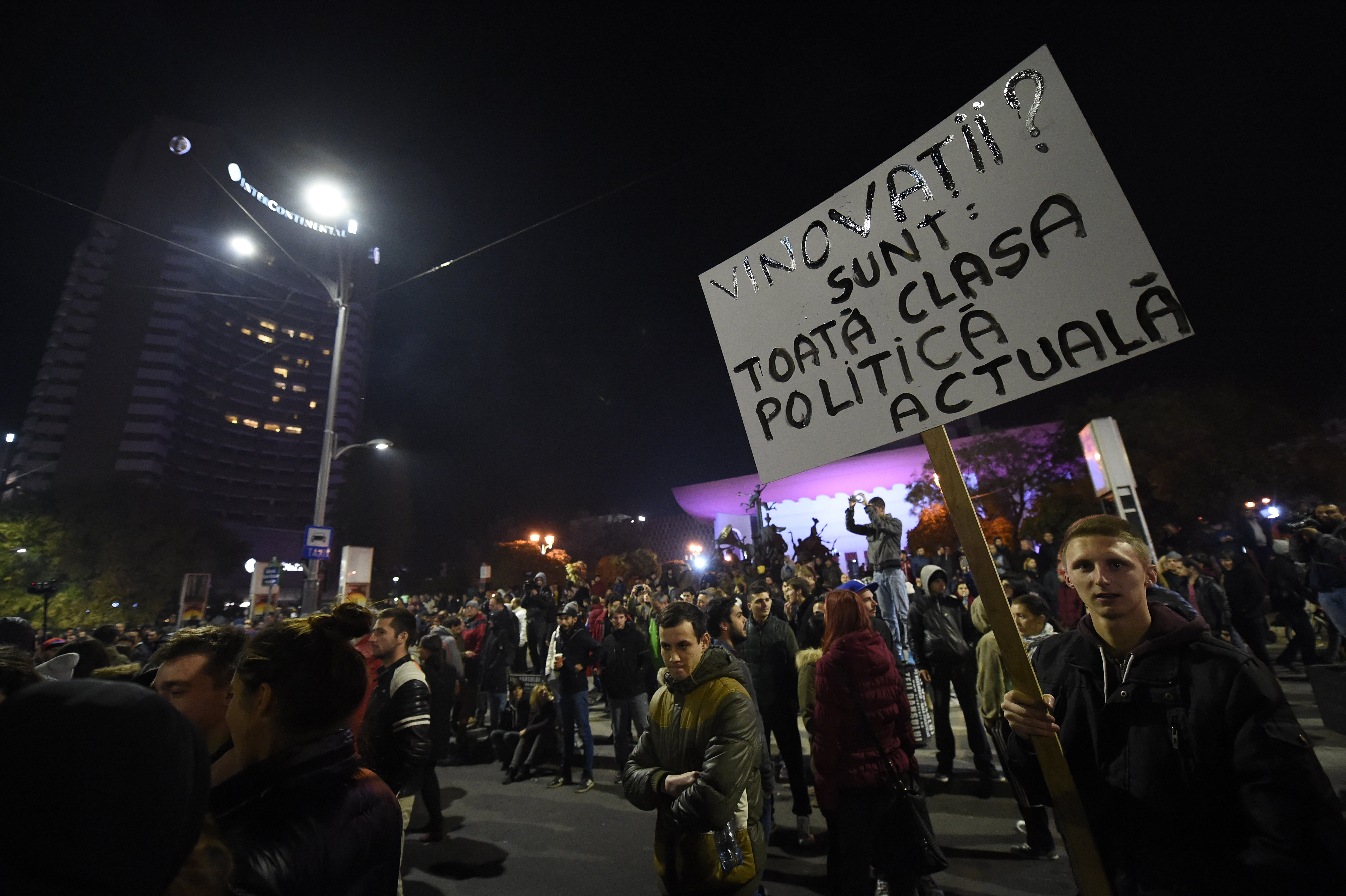 "Dupa durere a venit furia" si "Incendiul de vineri a umplut paharul." Cum descriu BBC si AP protestele din Romania