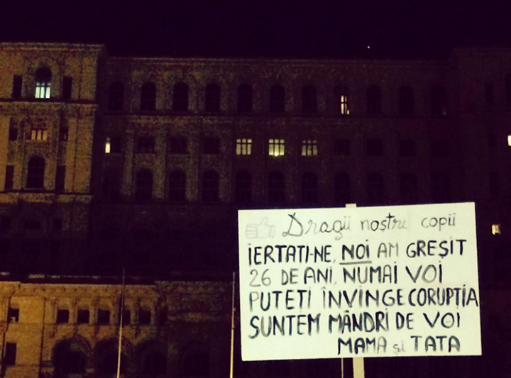 Imagine fabuloasa surprinsa in Romania. Cine este barbatul care tine aceasta pancarta. „Am ramas muti"