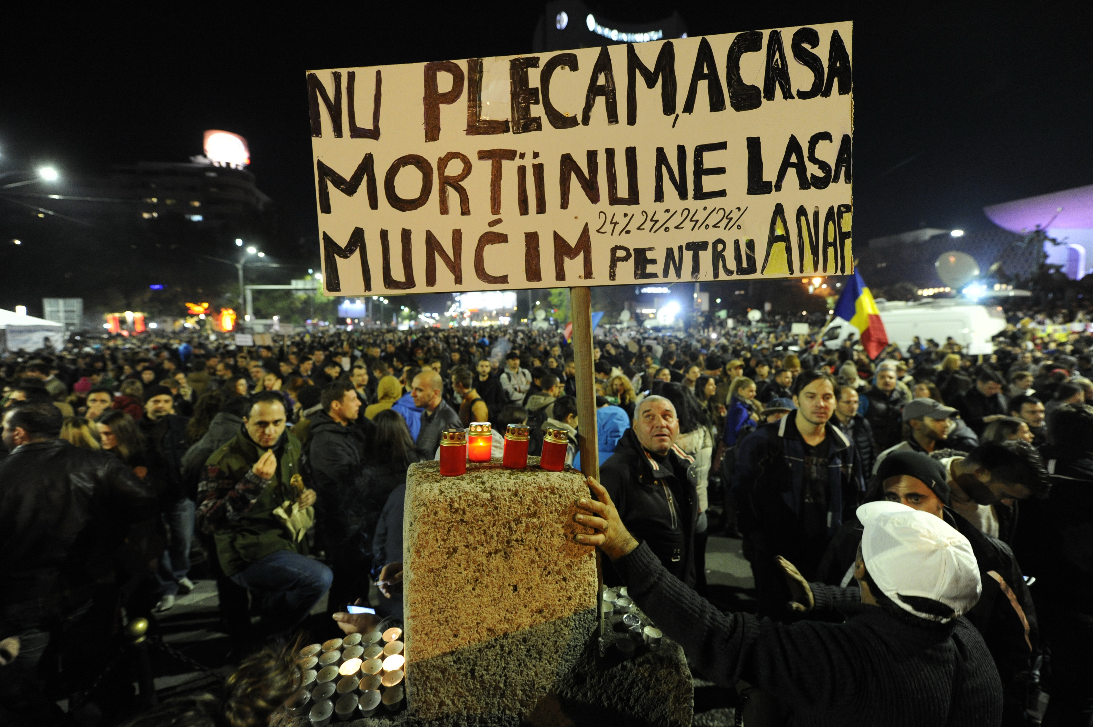 Peste 1.000 de oameni au protestat aseara in centrul orasului din Alba Iulia
