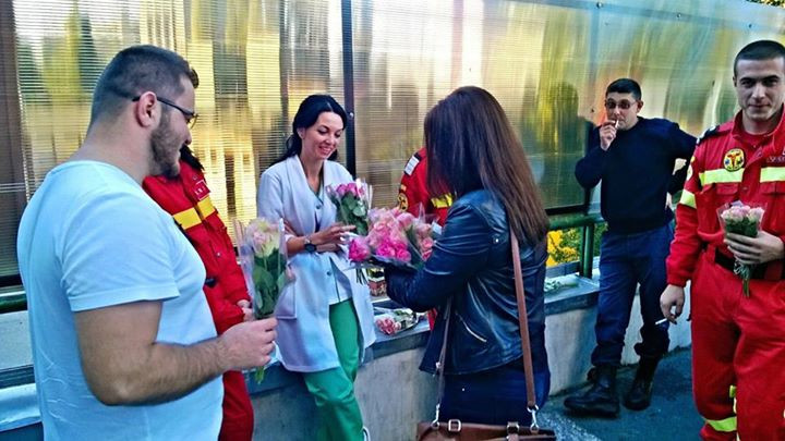 "Ne-a adus lacrimi in ochi" Gestul unor tineri pentru cadrele medicale dupa tragedia de la Colectiv