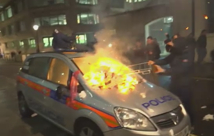 A doua noapte de proteste violente pe strazile Londrei. Manifestantii au incendiat o masina a politiei