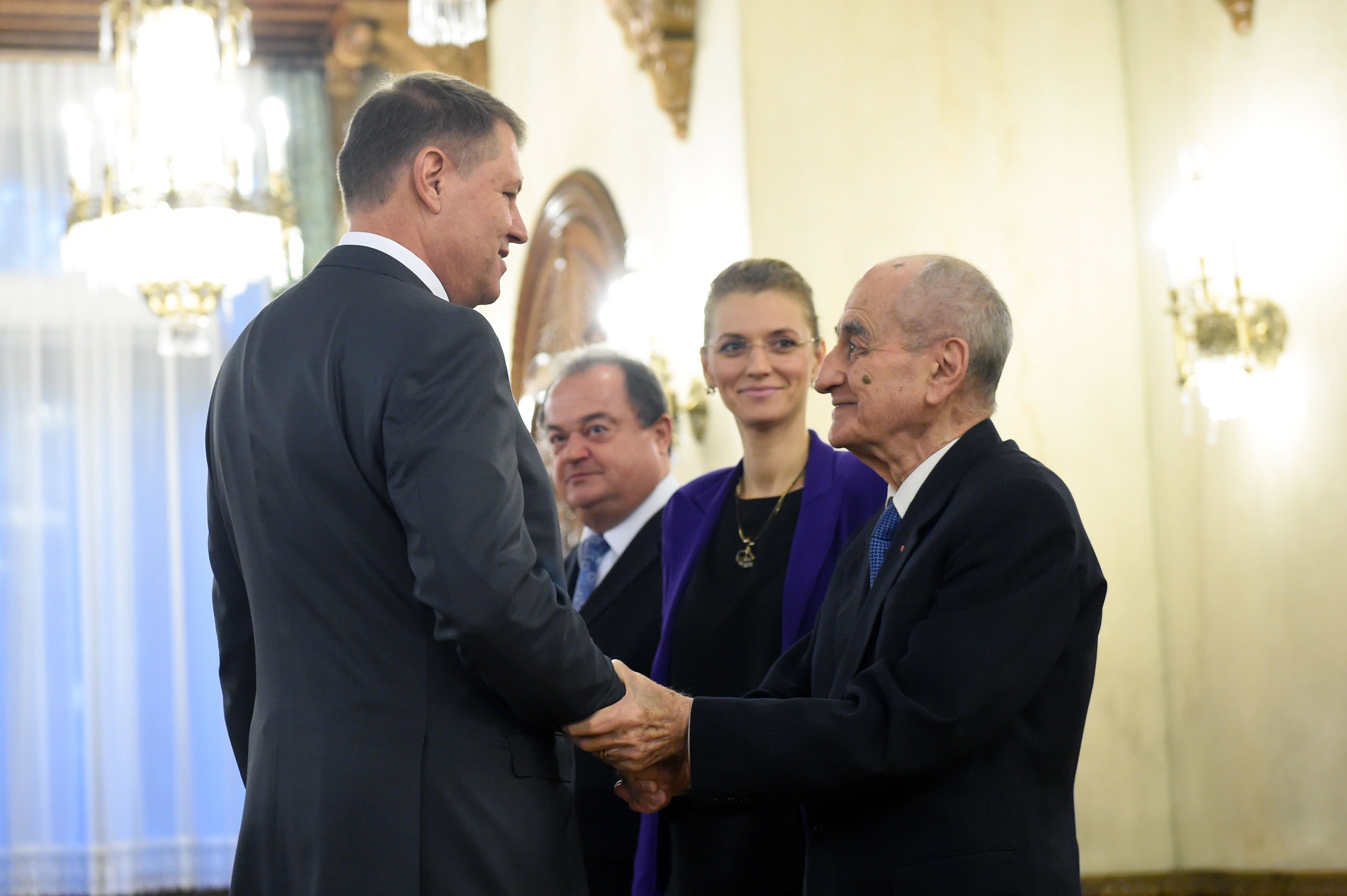 Cerintele societatii civile pentru presedintele Klaus Iohannis: "Guvern curat, demnitate, adevar si constiinta"